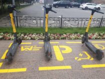 В Бишкеке начали наносить разметку для парковки электросамокатов