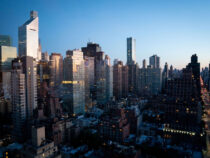 Нью-Йорк опускается под тяжестью небоскребов