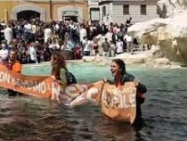 Экоактивисты вылили чёрную краску в фонтан Треви в Италии