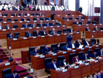Жогорку Кенеш принял в третьем чтении законопроект о госязыке
