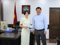 В Кыргызстане выдали первый «Мекен – карт»