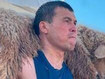 Казахстанец присел с бараном на плечах 3,5 тысячи раз