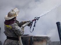 В Бишкек горит дом, пожар тушат 7 расчетов