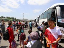 300 детей из Баткена отправились отдыхать на Иссык-Куль