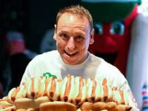 Американец не смог превзойти свое достижение в конкурсе по поеданию хот-догов