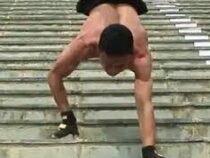 Непальский мужчина спустился на руках по лестнице с рекордной скоростью