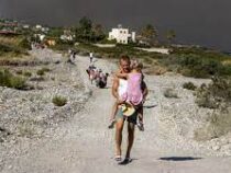 На острове Родос эвакуировали тысячи людей из-за пожаров