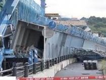 В Японии обрушилась часть автомобильного моста, есть погибшие