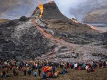 Посмотреть на извергающийся вулкан в Исландию съезжаются туристы