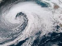 Мощный шторм в Тихом океане усилился до супертайфуна
