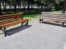 В Бишкеке на Южной магистрали ремонтируют скамейки