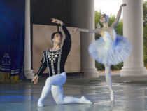 Впервые у побережья Иссык-Куля поставили балет «Лебединое озеро»