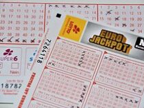 Мужчина семь лет вписывал в лотерейные билеты одни и те же числа и сорвал куш