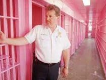 Камеру одной из тюрьмы в ФРГ полностью перекрасили в розовый цвет