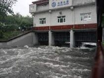 Дороги в Пекине превратились в реки из-за сильнейших ливней