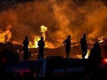 Крупный пожар охватил 10 фабрик на западе Турции
