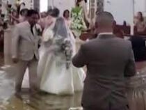 Пара сыграла свадьбу по колено в воде во время тайфуна на Филиппинах