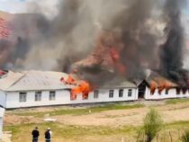 В Ошской области горит школа