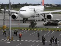 Сотрудница аэропорта проглотила украденные у туриста деньги