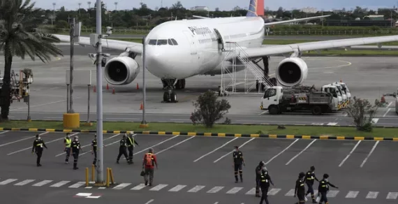 Сотрудница аэропорта проглотила украденные у туриста деньги