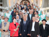 В Бишкеке супруги — юбиляры отметили годовщины свадеб