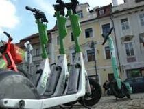 В Праге борются с электросамокатами