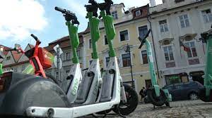 В Праге борются с электросамокатами