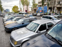 На центральных улицах Бишкека планируют запретить парковку авто