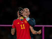 Экс-главе испанского футбола запретили приближаться к поцелованной им футболистке