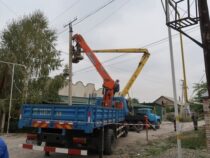 В  Токмоке заменяют аварийные опоры электроснабжения