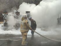 На трассе Бишкек-Ош в результате ДТП загорелся бензовоз