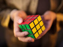 Подросток из Австралии установил рекорд по сборке кубика Рубика вслепую