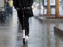 Бишкекчанам  посоветовали не ездить в дождь на электросамокатах
