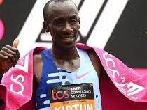 Легкоатлет из Кении установил мировой рекорд в марафонской дистанции