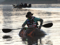 Американец проплыл 63 км по реке в огромной тыкве — это новый рекорд