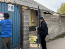 В Бишкеке сотрудники «Тазалыка» отмечают  ворота должников