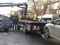 В Бишкеке на улице Токтогула массово эвакуируют машины