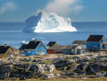 На берегу Гренландии засняли таймлапс движущегося айсберга