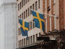 Власти города Швеции заставили жителей здороваться друг с другом