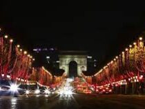 Елисейские поля Парижа украсили к Рождеству