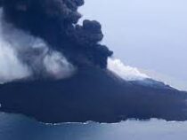 В Японии растёт остров из-за извержения вулкана