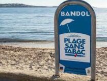 Во Франции запретят курение на пляжах и в парках