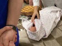В Бишкеке на улице нашли младенца в коробке