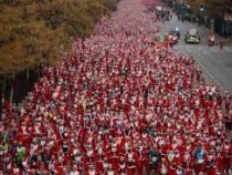 Благотворительный забег Санта-Клаусов организовали в Мадриде