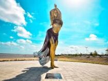 В родном городе певицы Шакиры открыли скульптуру в ее честь