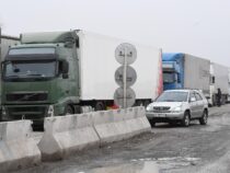 На границе с Казахстаном скопились грузовые и легковые авто