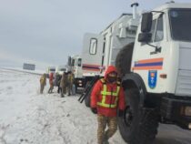 Спасатели Кыргызстана вызволяют машины из снежного плена на казахстанской трассе