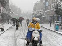 Сильные снегопады вызвали коллапс на дорогах в Китае