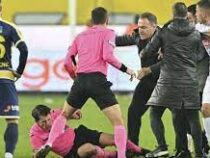 Президент турецкого футбольного клуба избил арбитра во время матча