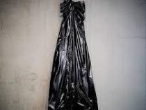Платье Balenciaga в виде мешка для трупов повеселило пользователей сети